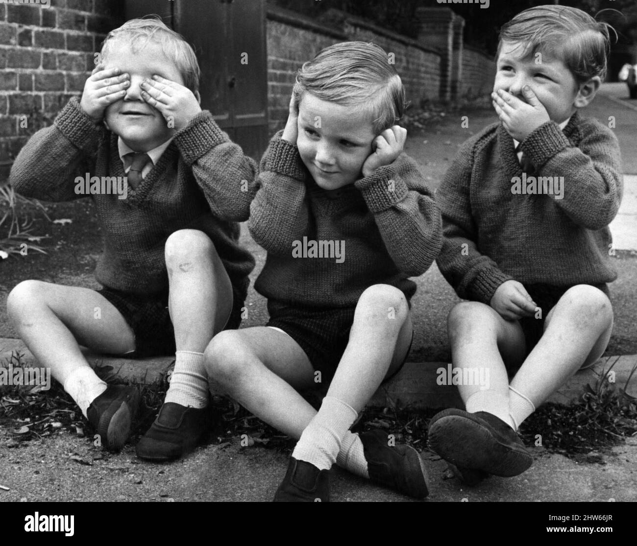 Les enseignants s'attendent à des difficultés quand Joseph, Patrick et Richard Moran commencent l'école. Problème d'identification. Pour les garçons robe et presque look semblable. Ce sont des triplés. 26th septembre 1968 Banque D'Images