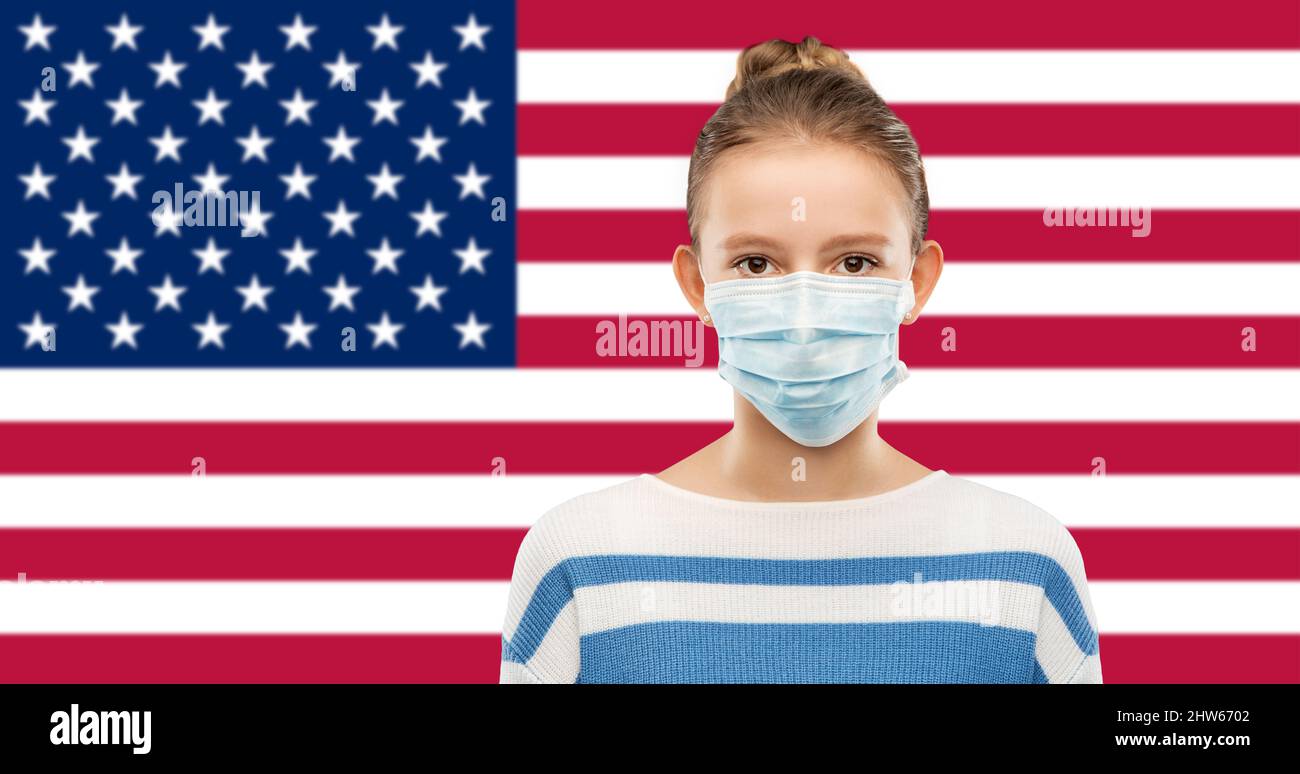 adolescente dans un masque médical sur le drapeau de l'amérique Banque D'Images