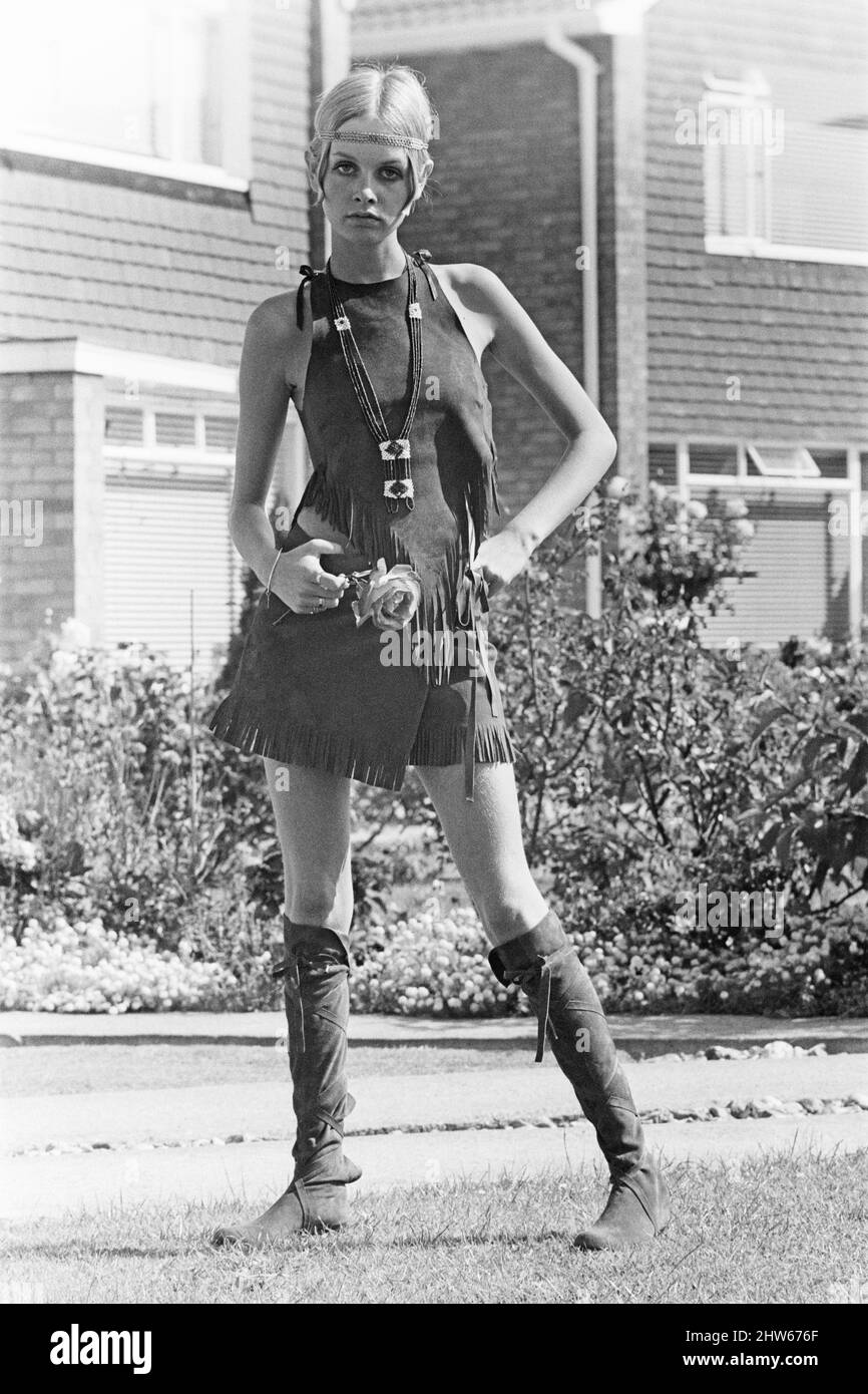 Twiggy, (nom réel Lesley Hornby) modèle anglais, vu dans une tenue d'équipement Hippy. Photographié avant de partir pour les États-Unis plus tard le même jour. Photo prise le 21st août 1967 Banque D'Images