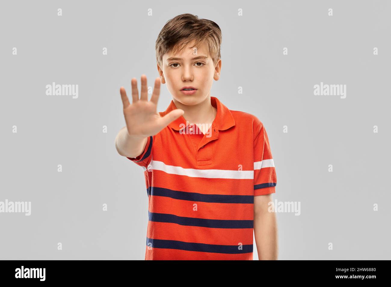 portrait d'un garçon faisant un geste d'arrêt Banque D'Images
