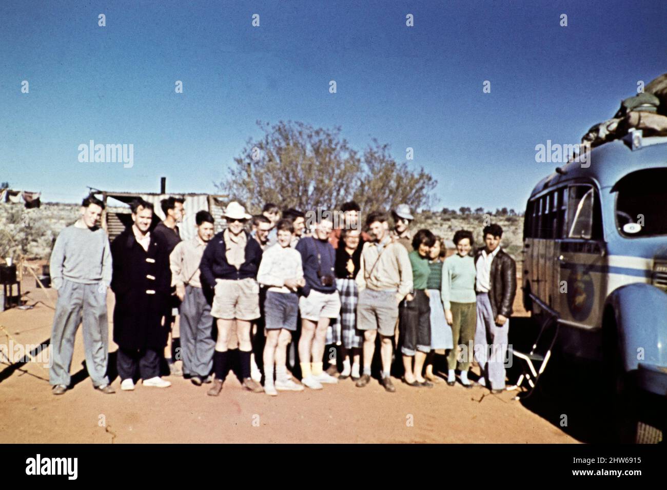 Melbourne Grammar School expedition, territoire du Nord, Australie en 1956group de touristes par Len Tuit tour bus Curtin Springs bétail station Banque D'Images