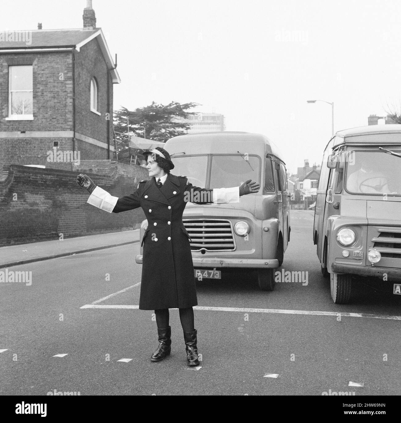 Le premier garde-trafic britannique à contrôler la circulation au lieu de réserver des voitures pour des infractions de stationnement, Mme Joyce Roffey, en service à un carrefour très animé à Croydon, Surrey, à la jonction de Park Lane et de Coombe Road, le 2nd janvier 1967. Banque D'Images