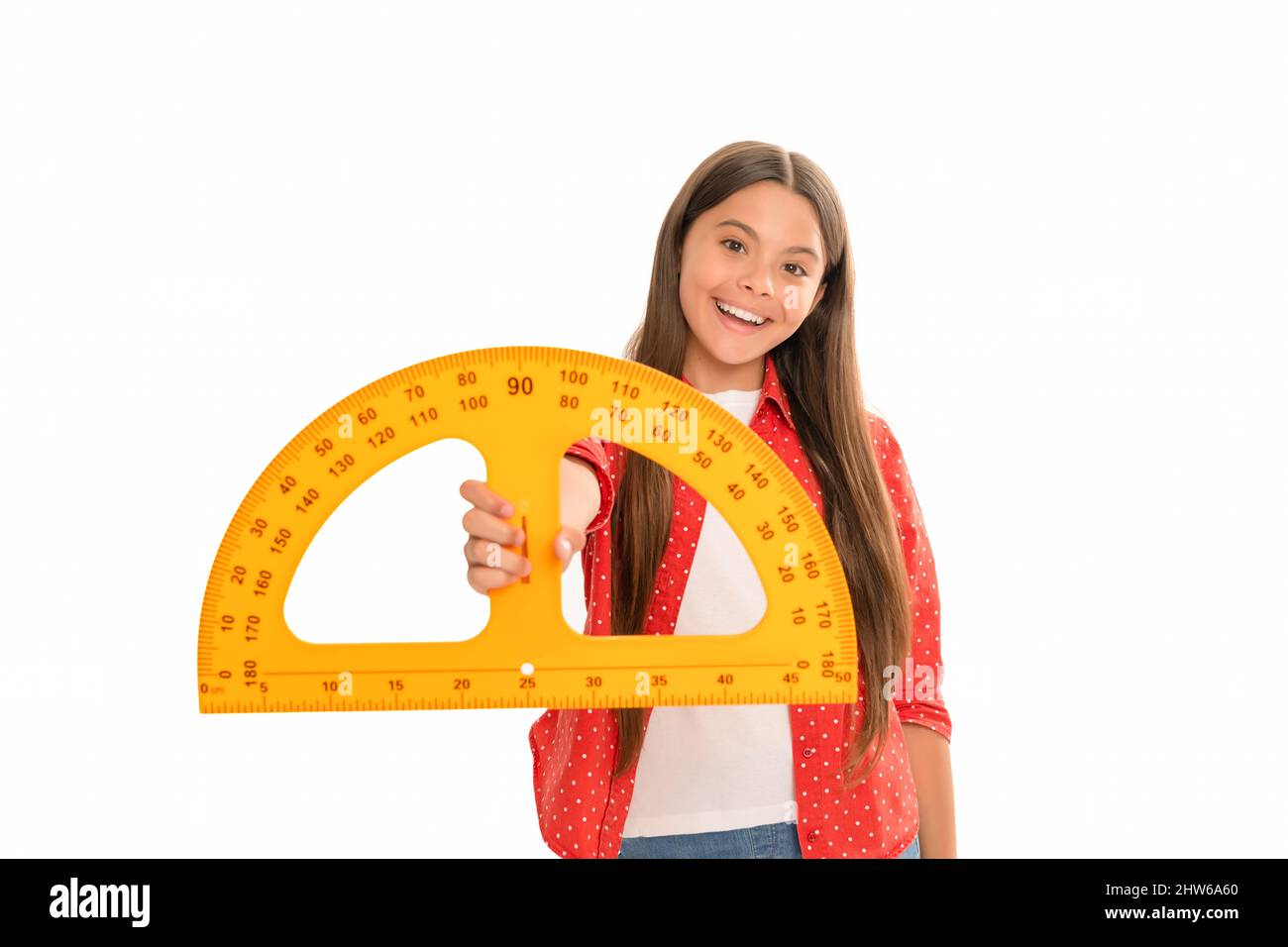 happy kid tenir protractor étude trigonométrie à l'école isolée sur blanc, école Banque D'Images