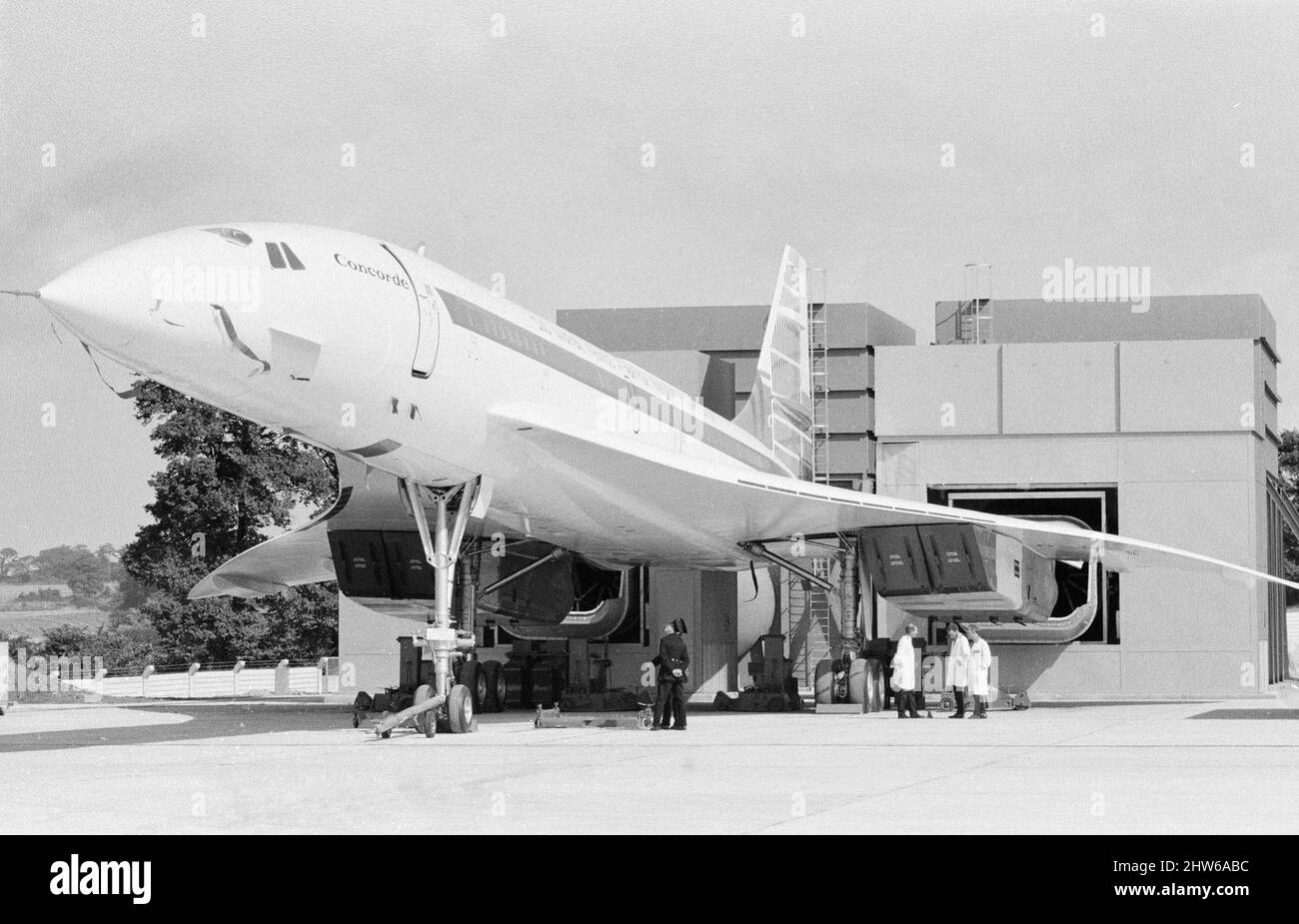 Le prototype Concorde 002 fait sa première apparition publique officielle au Royaume-Uni car il est remorqué de son cintre de Filton à Bristol, le jeudi 12th septembre 1968. Notre photo montre ... Le Concorde est manoeuvré au silencieux spécialement construit, sur la base de Filton, où ses moteurs seront testés. Des panneaux en matériau acoustique aluminium sont visibles sur la queue et le fuselage arrière pour protéger leurs surfaces pendant le fonctionnement du moteur. Banque D'Images