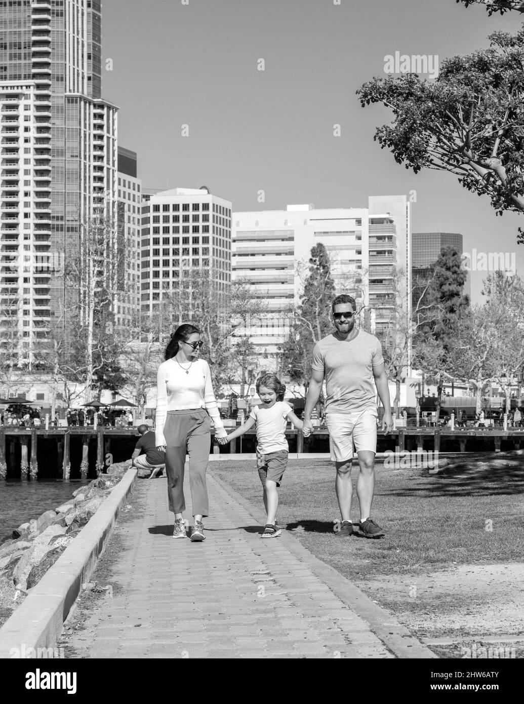 jeune famille joyeuse dans le parc avec son, parent Banque D'Images