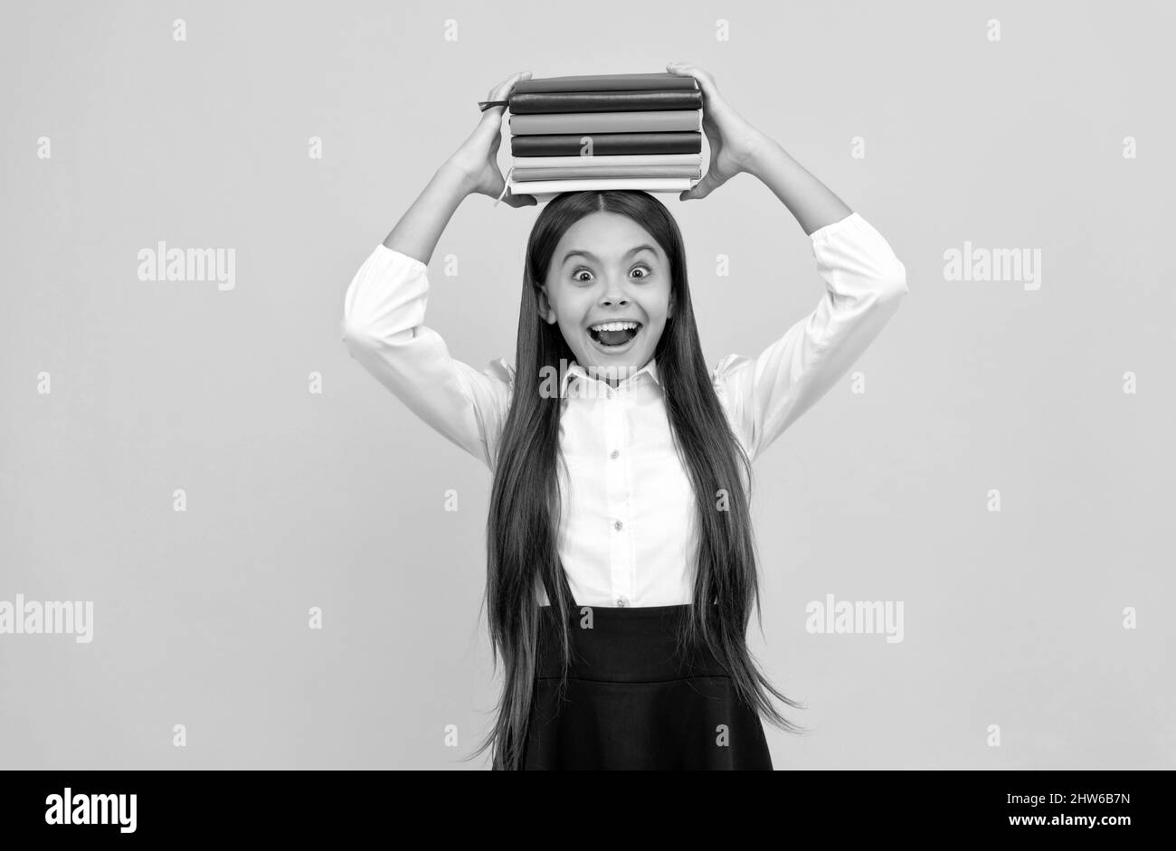 retour à l'école. éducation. librairie. littérature pour enfants. enfant intellectuel dépassé. littérature éducative. enfant de bibliothèque dans l'école de grammaire. su Banque D'Images