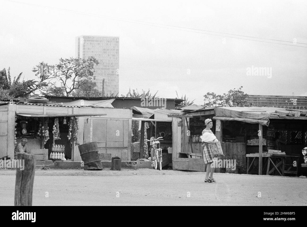Vieux et nouveau, avec Brasilia , la ville prévue qui est devenue la capitale du Brésil en 1960, en s'élevant en arrière-plan, les locaux recherchent une affaire dans les magasins de marché de tôle de fortune, photographiés le 1st novembre 1968. Banque D'Images