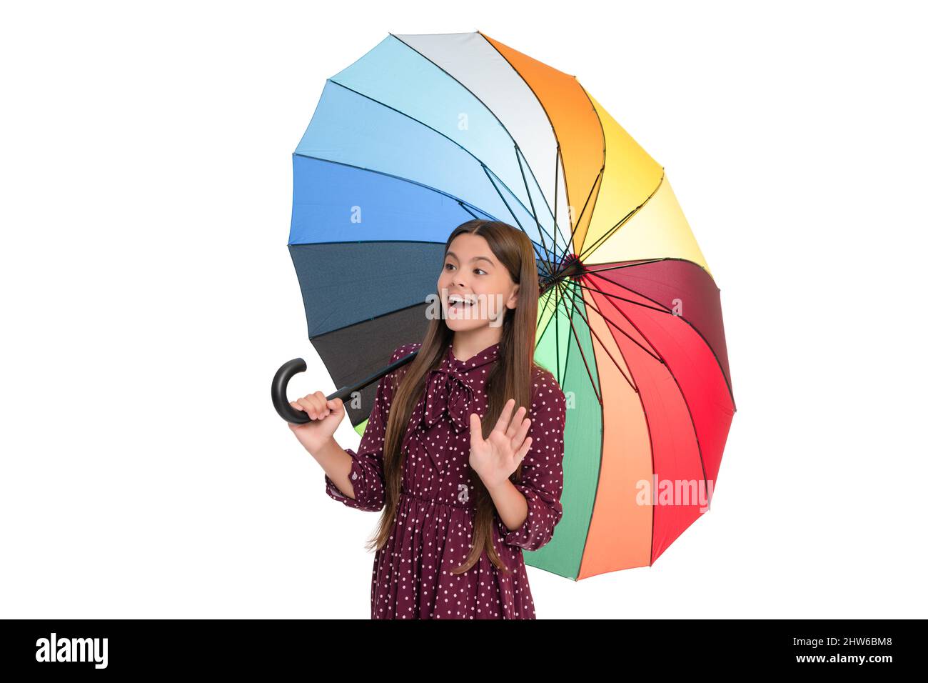 le parasol de protection contre la pluie multicolore, isolé sur fond blanc, se tient un enfant émerveillé bonjour, automne Banque D'Images