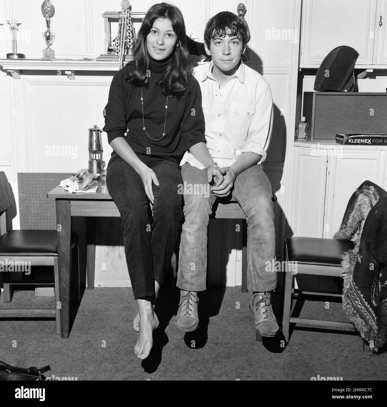 Eric Burdon, chanteur principal du groupe de rock britannique The Animals, photographié avec son fiancé, le mannequin Angie King. 6th septembre 1967. Banque D'Images