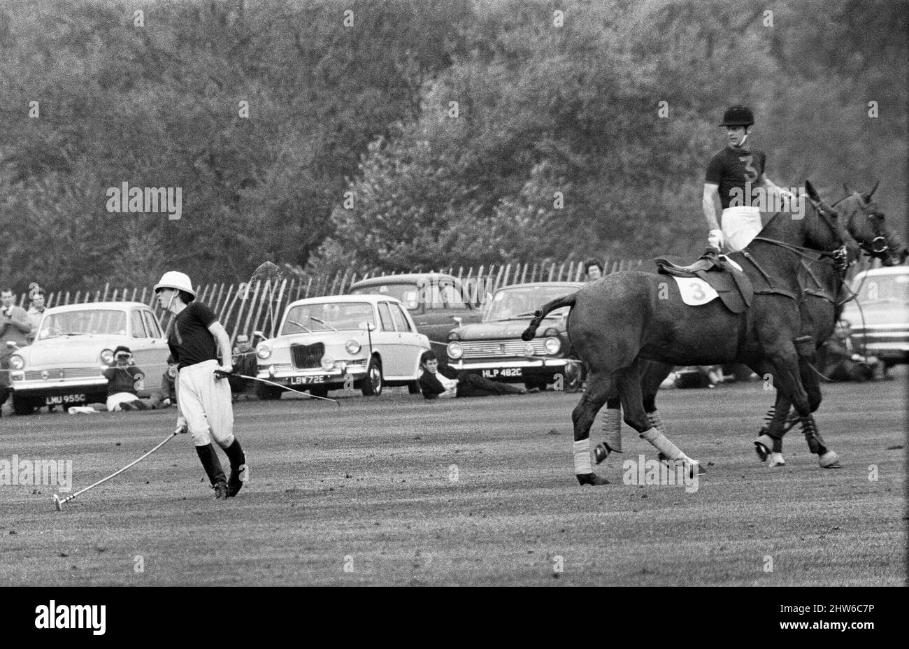 Le polo final de la coupe Combermere a joué à Windsor.le parc Windsor a battu Lowood par 6 buts à 4 pour remporter le trophée avec l'aide du prince Charles et de son père le prince Philip, qui ont tous deux marqué des buts vitaux pendant le match. Le prince Charles photographié après avoir été de son cheval regardé par son père. 30th avril 1967. Banque D'Images