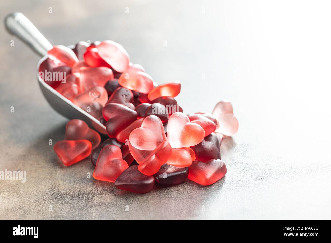 Bonbons en gelée en forme de coeur dans une pelle en métal. Banque D'Images