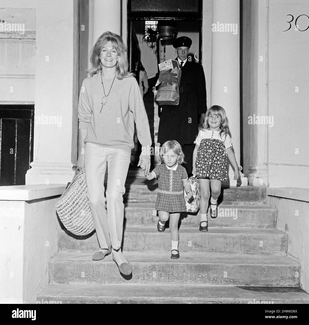 Vanessa Redgrave avec ses filles Natasha et Joely Richardson. 12th mai 1967. Banque D'Images Vanessa Redgrave avec ses filles Natasha et Joely Richardson. 12th mai 1967. Banque D'Images