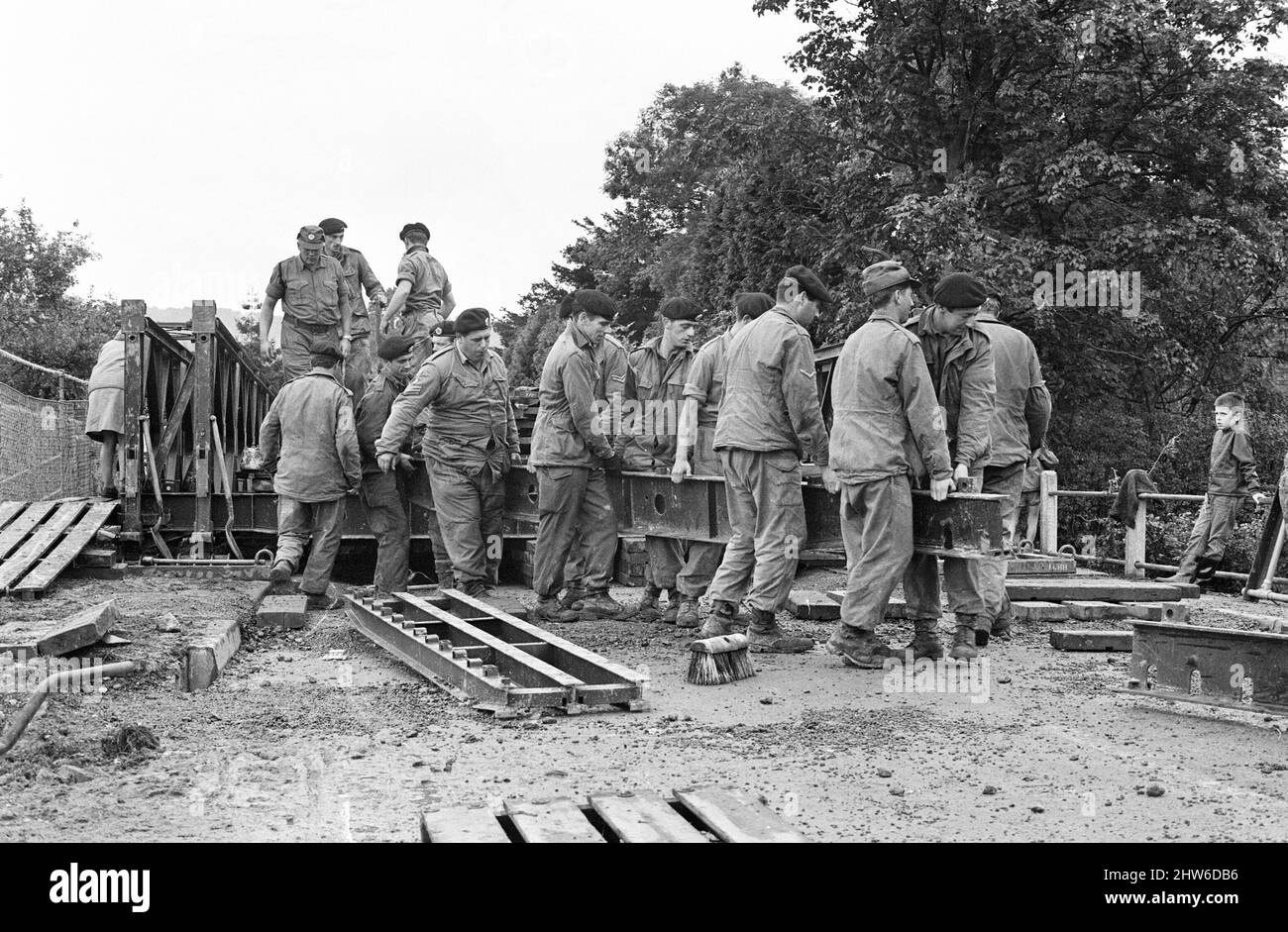 Les soldats des Royal Engineers construisent des ponts pour aider les résidents locaux après de fortes inondations dans le Kent. 17th septembre 1968. Banque D'Images