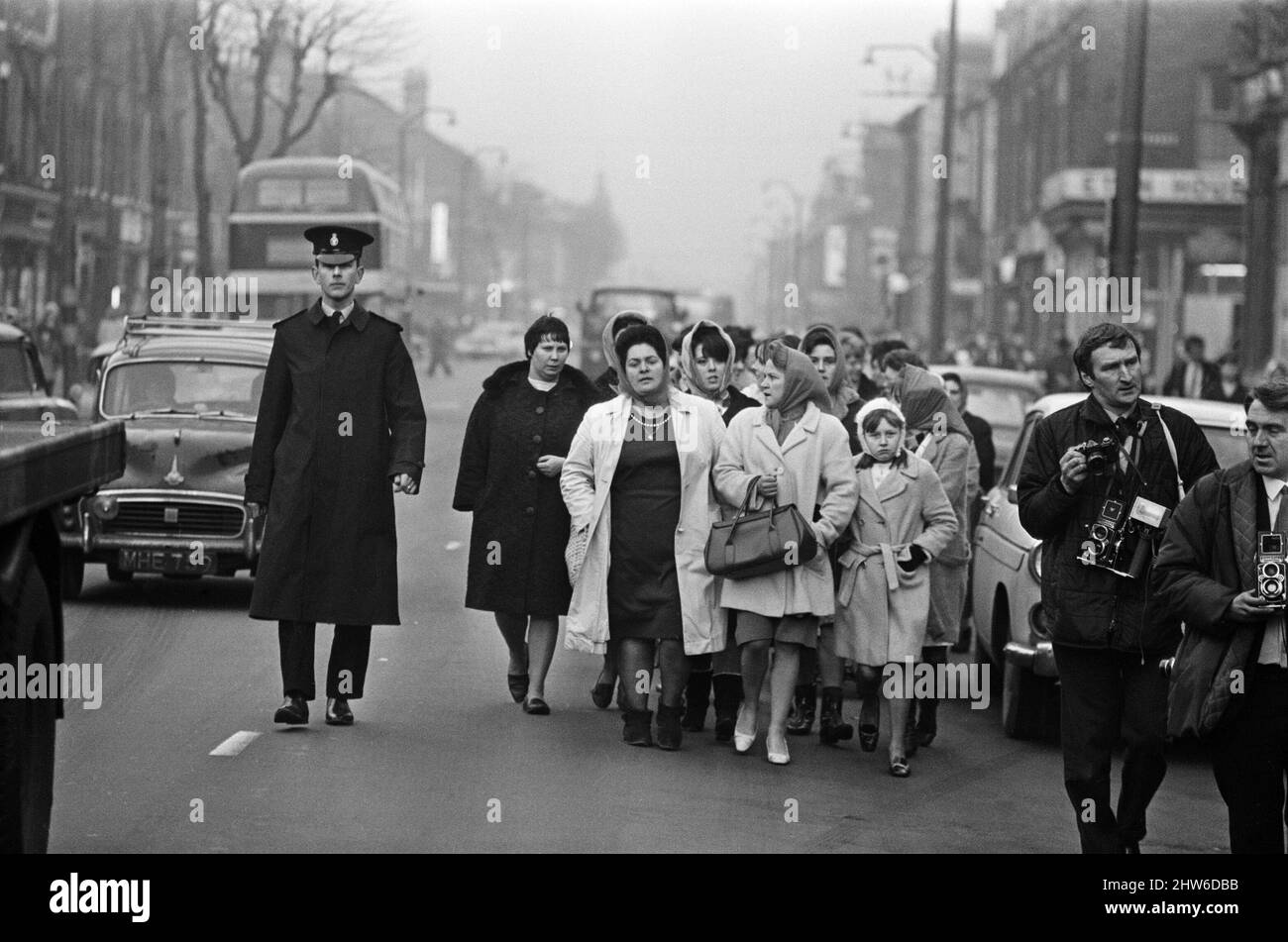 Mme Lillian Bilocca dirige les épouses lors de leur marche de protestation pour essayer de rencontrer le bureau des propriétaires de chalutiers à quai. L'industrie de la pêche à Hull est frappée par la tragédie avec le naufrage des chalutiers du port de pêche de Kingston à Hull. 2nd février 1968. Banque D'Images Mme Lillian Bilocca dirige les épouses lors de leur marche de protestation pour essayer de rencontrer le bureau des propriétaires de chalutiers à quai. L'industrie de la pêche à Hull est frappée par la tragédie avec le naufrage des chalutiers du port de pêche de Kingston à Hull. 2nd février 1968. Banque D'Images