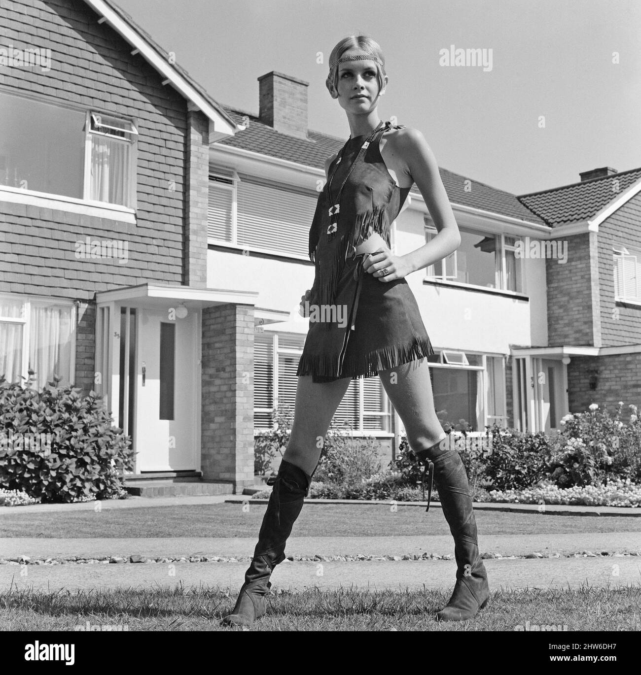Twiggy, (nom réel Lesley Hornby) modèle anglais, vu dans une tenue d'équipement Hippy. Photographié avant de partir pour les États-Unis plus tard le même jour. Photo prise le 21st août 1967. Banque D'Images