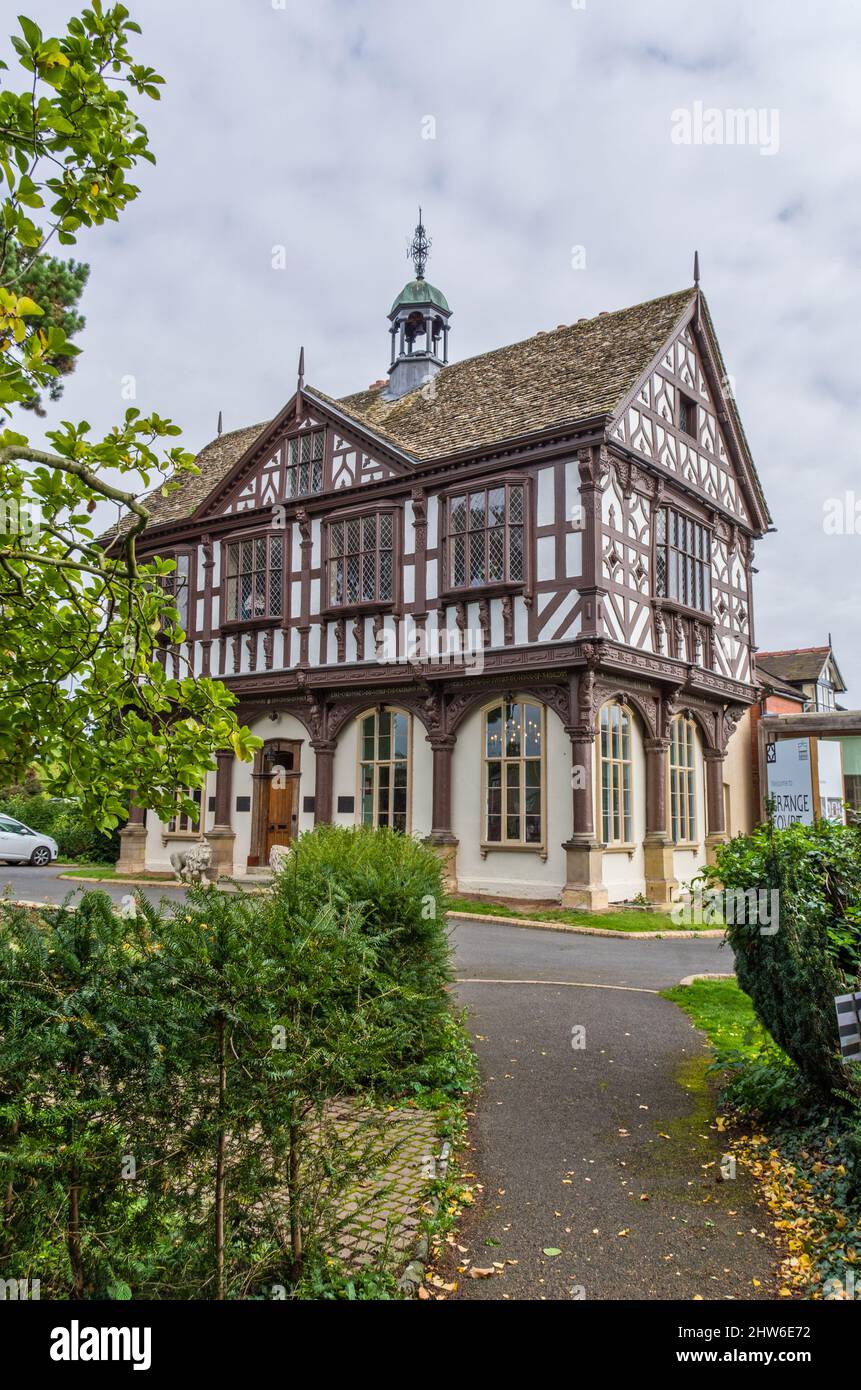 Partie de la façade de Grange court à Leominster; un ancien marché construit en 1633, il est maintenant un centre communautaire et d'entreprise; Herefordshire, Royaume-Uni Banque D'Images