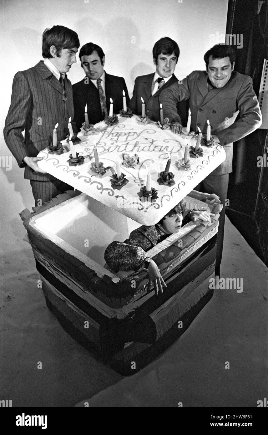 Eric Idle, Terry Jones, Michael Palin et David Jason aident Denise Coffey à célébrer son anniversaire sur le set de 'ne pas ajuster votre set'.12th décembre 1967. Banque D'Images