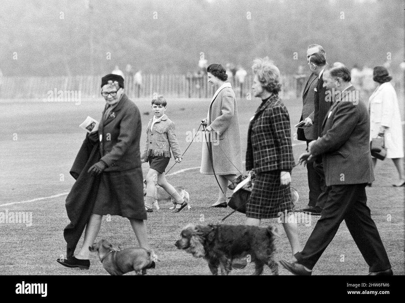 Polo final de la coupe Combermere joué à Windsor. Windsor Park a battu Lowood par 6 buts à 4 pour gagner le trophée avec l'aide du prince Charles et de son père le prince Philip, qui tous deux ont marqué des buts vitaux pendant le match. Sa Majesté la reine Elizabeth II au match avec son chien corgi pour regarder son mari et son fils concourir. En face se trouve son fils, le prince Andrew, âgé de 7 ans. 30th avril 1967. Banque D'Images