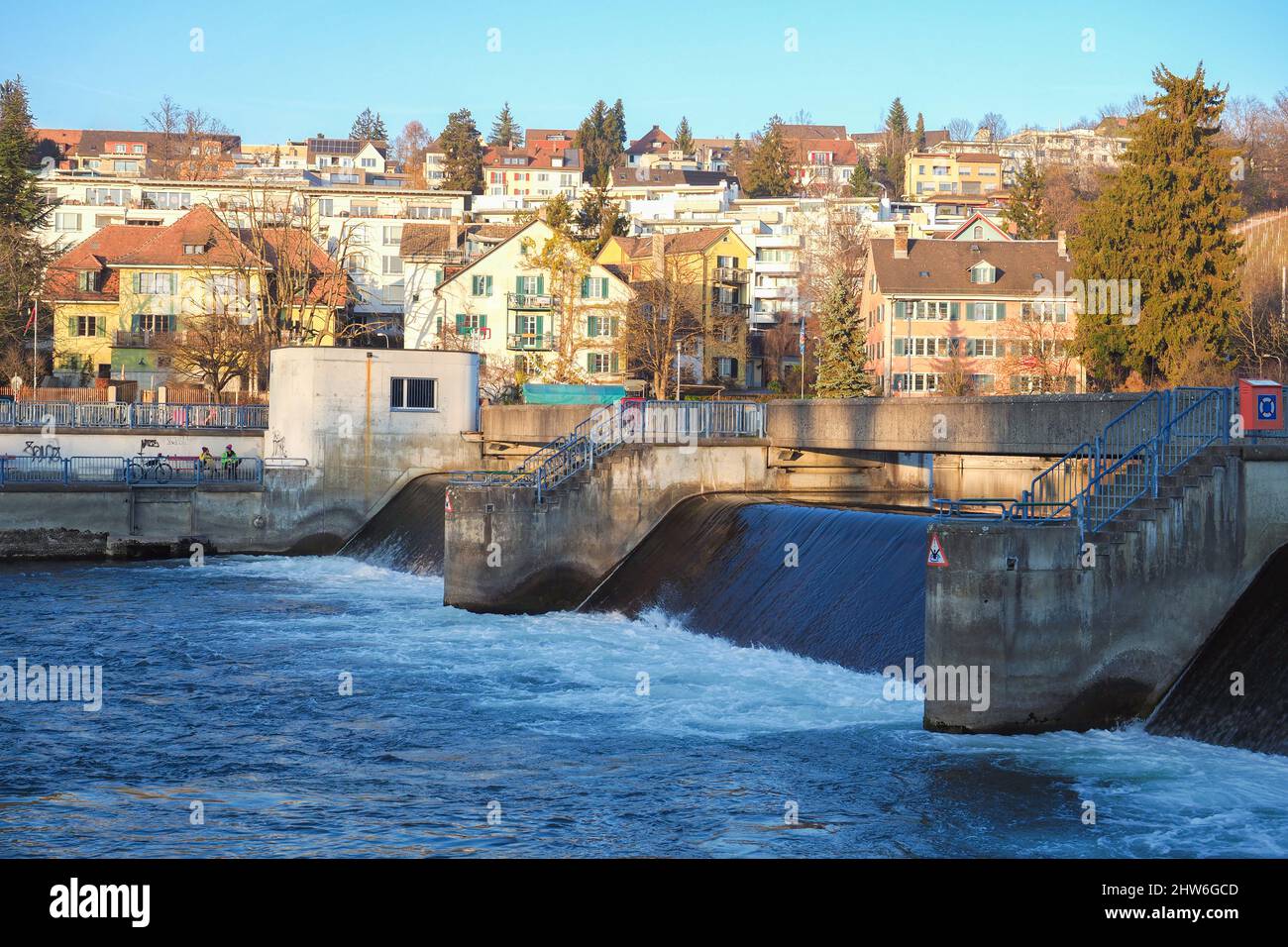Zurich, Suisse - décembre 18th 2022 : le déversoir dangereux Hoengg sur le fleuve Limmat Banque D'Images