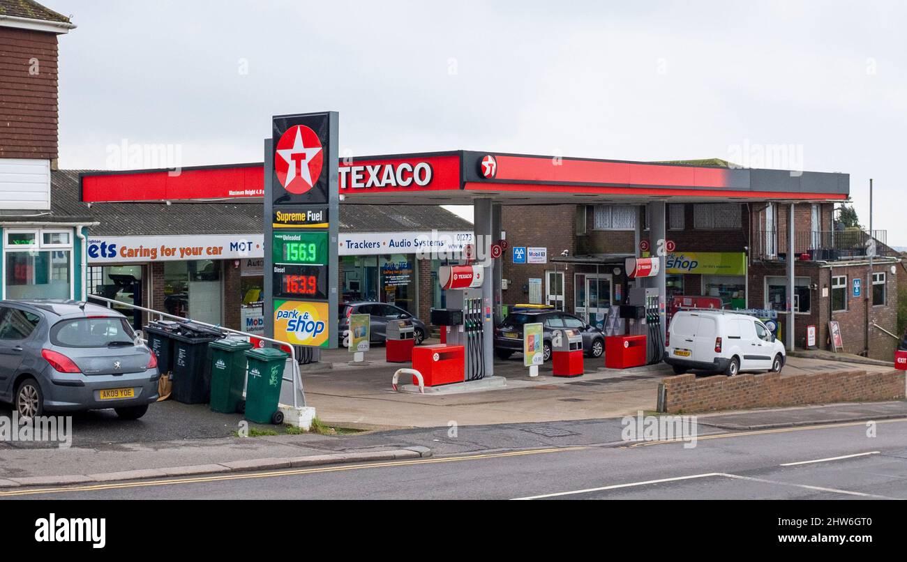Brighton, Royaume-Uni. 4th mars 2022. Les prix du carburant continuent d'augmenter avec le diesel dépassant £1,60 dans une station-service Texaco à Woodingdean, Brighton UK : Credit Simon Dack/Alay Live News Banque D'Images
