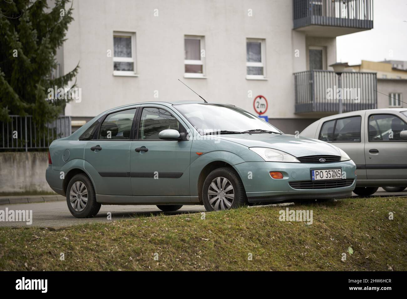 Voiture Ford Focus garée sur une place de parking dans le quartier de Stare Zegrze, Poznan, Pologne Banque D'Images