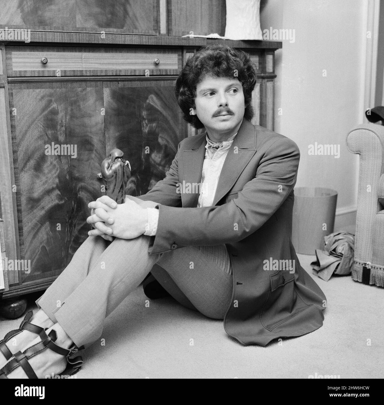 Scott McKenzie, photographié au Royal Garden Hotel de Londres Scott McKenzie est né Philip Wallach Blondheim. Il a vécu du 10 janvier 1939 au 18 août 2012 et a été chanteur et compositeur américain. Il a été surtout connu pour son hymne unique et générationnel 1967, 'San Francisco (Veillez à porter des fleurs dans vos cheveux)' qui a été un succès mondial pendant l'été de l'amour, l'été de 1967 photo prise le 11th octobre 1967 Banque D'Images