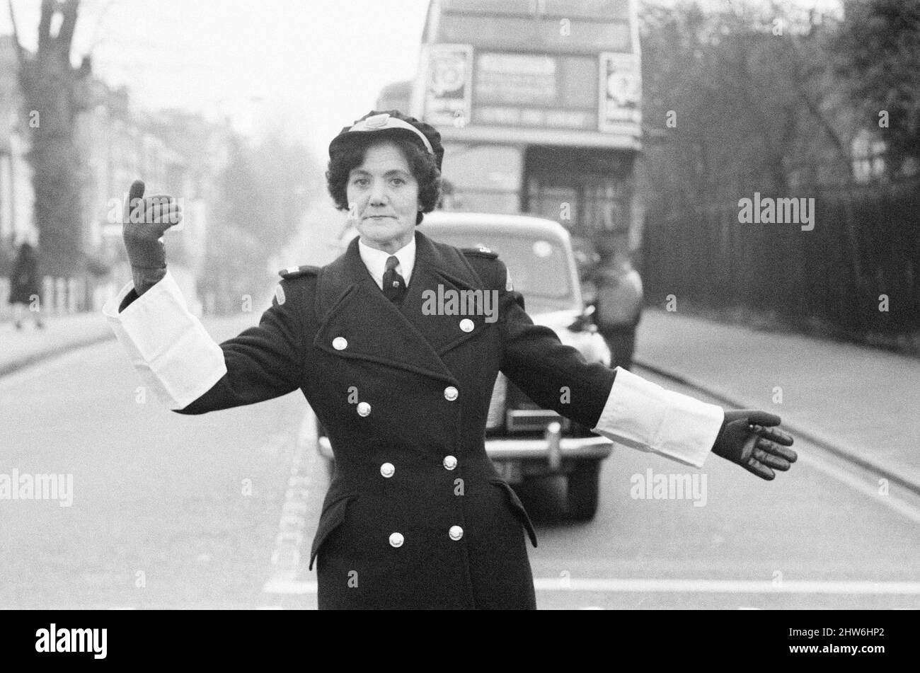 Le premier garde-trafic britannique à contrôler la circulation au lieu de réserver des voitures pour des infractions de stationnement, Mme Joyce Roffey, en service à un carrefour très animé à Croydon, Surrey, à la jonction de Park Lane et de Coombe Road, le 2nd janvier 1967. Banque D'Images