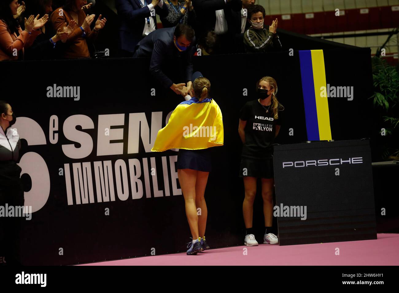 Dayana YASTREMSKA (UKR) et Grégory DOUCET Maire de Lyon lors de l'Open 6e sens, Métropole de Lyon 2022, WTA 250 Tournoi de tennis le 3 mars 2022 au Palais des Sports de Gerland à Lyon, France - photo Romain Biard / Isports / DPPI Banque D'Images