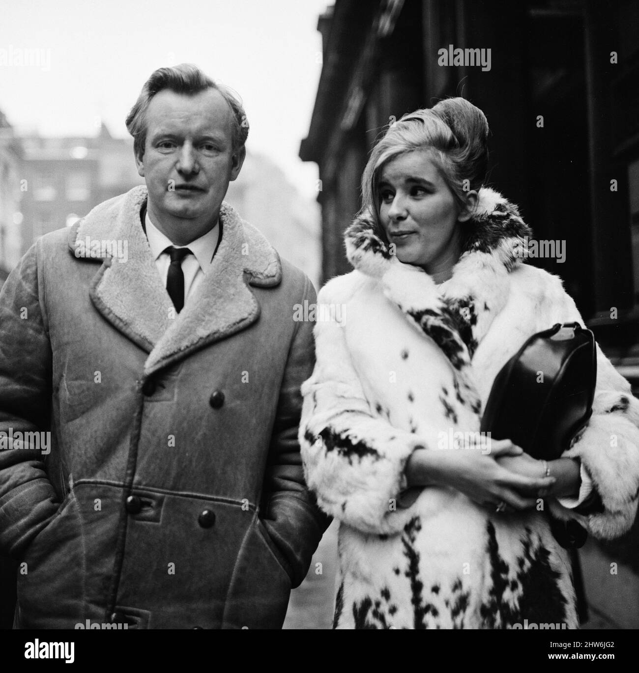 Le capitaine Harry Marlow, héros et survivant de l'écrasement d'avion de Stockport, participe à l'enquête. Il est photographié avec l'hôtesse Julia Partleton, hôtesse qui a également survécu. La catastrophe aérienne de Stockport a été l'écrasement d'un aéronef Argonaut C-4 de Canadair appartenant à British Midland Airways, immatriculé G-ALHG[1], dans une petite zone ouverte à l'usine de Carr, près du centre de Stockport, Cheshire, en Angleterre, le dimanche 4 juin 1967. 72 des 84 à bord ont été tués dans l'accident. Sur les 12 survivants, tous ont été grièvement blessés. Il est actuellement le quatrième désastre le plus grave de l'histoire de l'aviation britannique, et le troisième d pire Banque D'Images