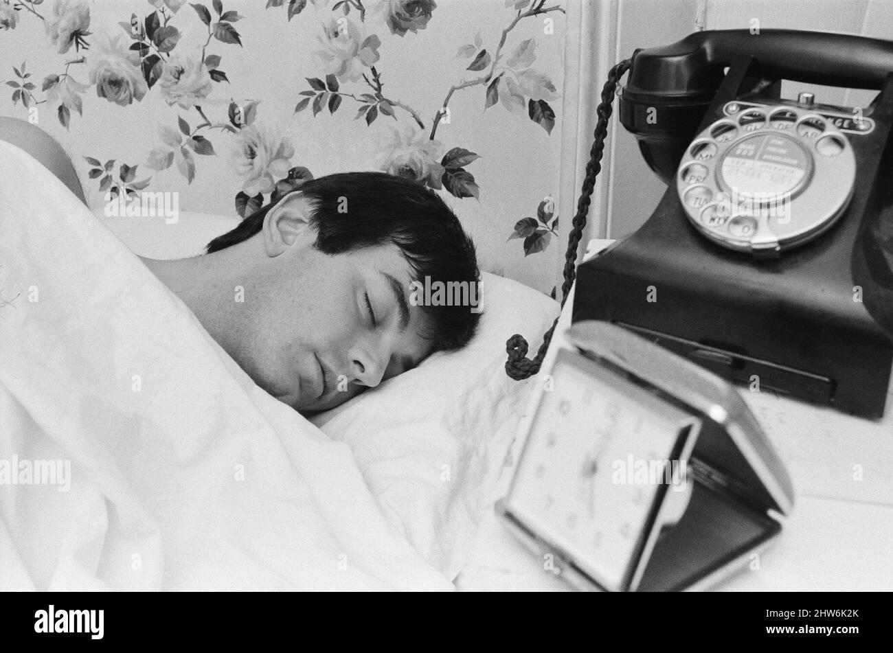 Tony Blackburn, le Disc Jockey de 22 ans, au lit de son appartement de Knightsbridge. Son réveil sonnera bientôt à 5am heures pour le réveiller.la jeune fille qui l'a sonné dit « Waky Waky Tony Love, le temps d'aller au travail ». Là, après que Tony se lève, lave et rave et conduit sa voiture de sport rouge à travers les rues tranquilles de l'aube jusqu'à la BBC. Tony Blackburn a récemment lancé BBC, radio One a lancé à 7am. Vendredi 30th septembre 1967. Photo prise samedi 1st octobre 1967 Banque D'Images