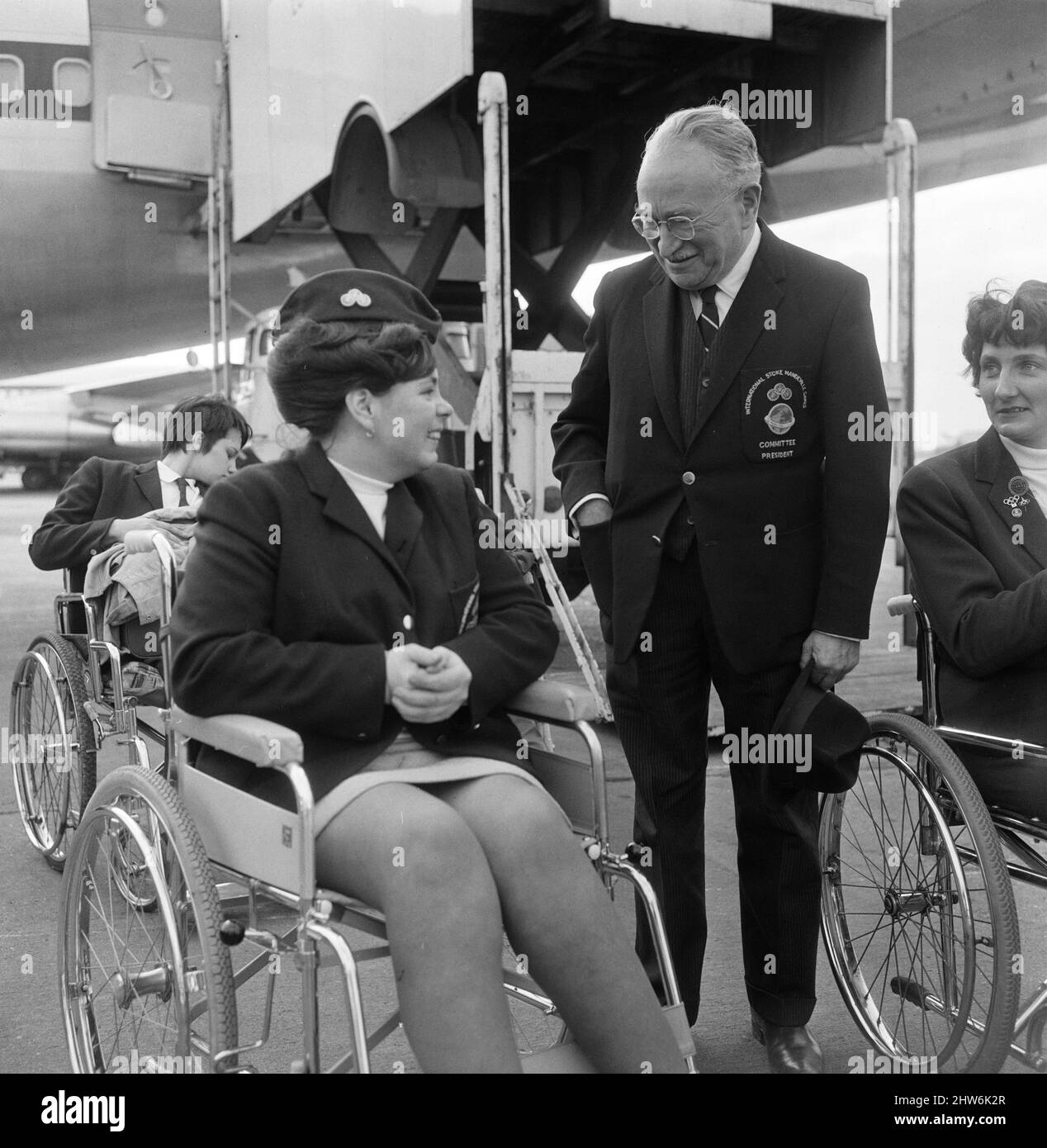 L'équipe britannique a quitté l'aéroport de Londres Heathrow ce matin pour les Jeux internationaux de Stoke Mandeville en Israël. Tous les concurrents sont paralysés et ils ont volé dans un avion spécialement affrété avec l'équipe irlandaise. Sir Ludwig Guttmann, président et fondateur des Jeux, est photographié avec Karen Hill, âgée de 18 ans, de Mansfield, qui a perdu son emploi de téléphoniste pour avoir pris trop de temps. 3rd novembre 1968. Banque D'Images