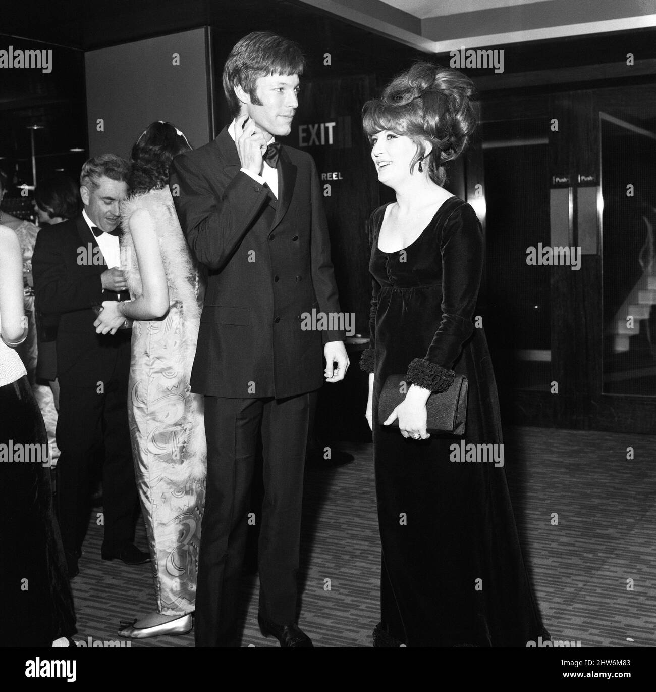 L'acteur Richard Chamberlain et l'actrice Veronica forte à l'Hôtel Royal Garden pour le bal en aide au fonds d'appel du Théâtre Thorndike et au Leatherhead New Theatre Trust. 7th janvier 1968. Banque D'Images
