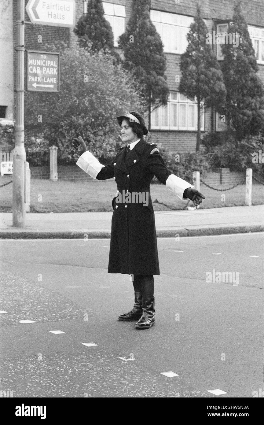 Le premier garde-trafic britannique à contrôler la circulation au lieu de réserver des voitures pour des infractions de stationnement, Mme Joyce Roffey, en service à un carrefour très animé à Croydon, Surrey, à la jonction de Park Lane et de Coombe Road, le 2nd janvier 1967. Banque D'Images