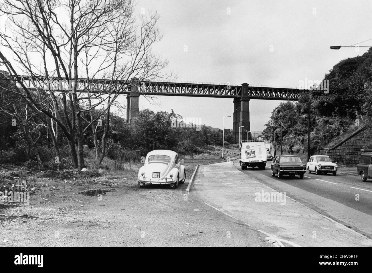 Le Viaduc de noyer, viaduc ferroviaire situé au-dessus de la limite sud du village de Taffs Well, Cardiff, pays de Galles du Sud, vendredi 20th septembre 1968. Fait de colonnes en brique et de poutres en treillis d'acier. Notre photo montre ... Viaduc qui traverse la route principale de Cardiff jusqu'à Pontypridd. Banque D'Images