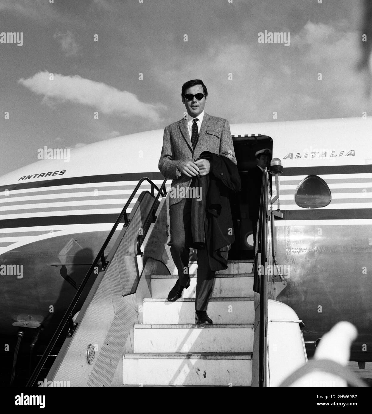 Adam West, qui joue à Batman à la télévision, photographié à l'arrivée à l'aéroport d'Heathrow. 7th mai 1967. Banque D'Images