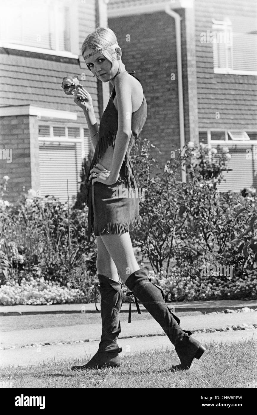 Twiggy, (nom réel Lesley Hornby) modèle anglais, vu dans une tenue d'équipement Hippy. Photographié avant de partir pour les États-Unis plus tard le même jour. Photo prise le 21st août 1967 Banque D'Images Twiggy, (nom réel Lesley Hornby) modèle anglais, vu dans une tenue d'équipement Hippy. Photographié avant de partir pour les États-Unis plus tard le même jour. Photo prise le 21st août 1967 Banque D'Images