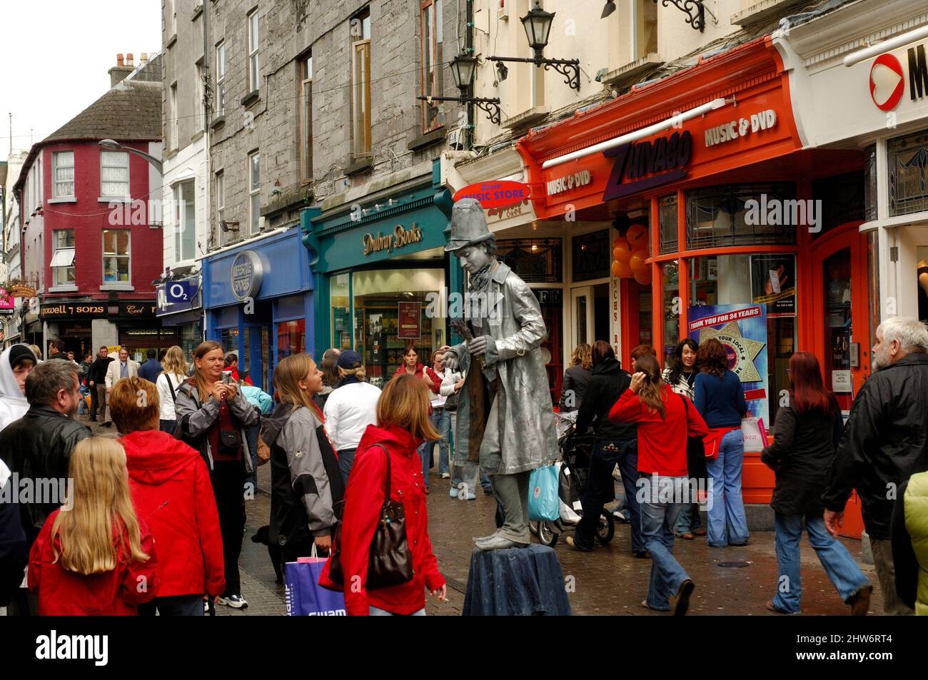 Touristes dans le centre de la ville de Galway, Irlande Banque D'Images