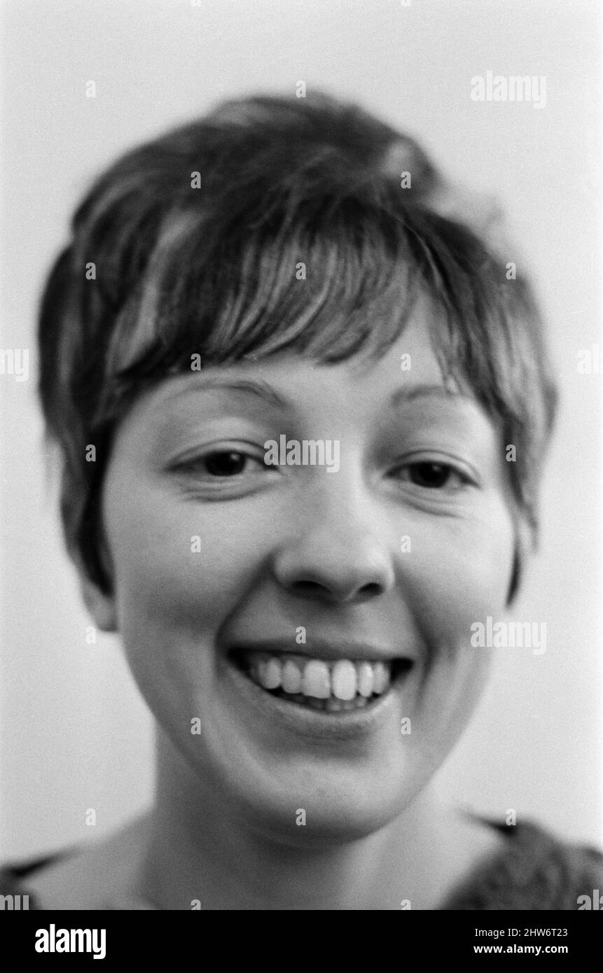 Mme Rita Eddom, l'épouse de Harry Eddom qui était le seul survivant du chalutier coulé, Ross Cleveland. Photographié dans un hôpital en Islande, lors d'une visite où elle est réunie avec son mari. Février 1968. Banque D'Images
