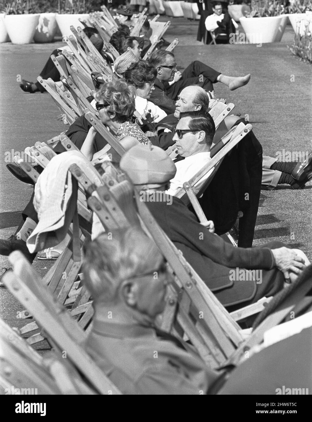 Les Londoniens profitent du soleil d'été dans les jardins d'Embankment. 3rd juin 1968 Banque D'Images