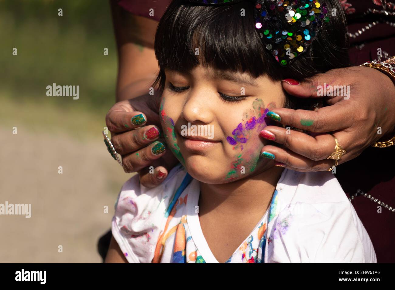 Thème de fête indien - Happy Asian Kid Baby Girl s'amuser avec non toxique Herbal Holi poudre de couleur appelée Gulal ou Abir rang Abeer Banque D'Images