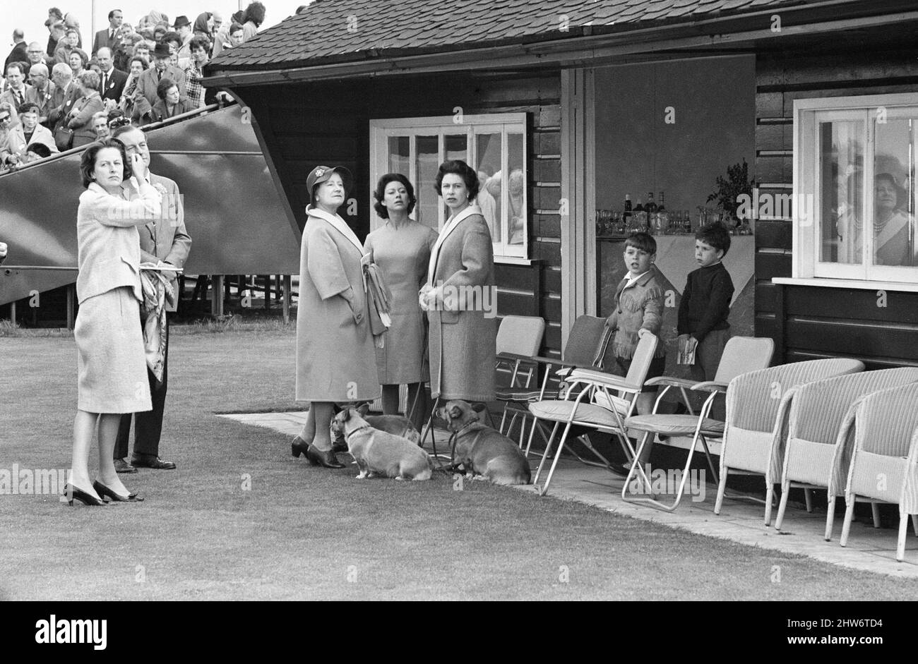 Polo final de la coupe Combermere joué à Windsor. Windsor Park a battu Lowood par 6 buts à 4 pour gagner le trophée avec l'aide du prince Charles et de son père le prince Philip, qui tous deux ont marqué des buts vitaux pendant le match. Sa Majesté la reine Elizabeth II au match avec sa sœur la princesse Margaret et la reine mère. 30th avril 1967. Banque D'Images