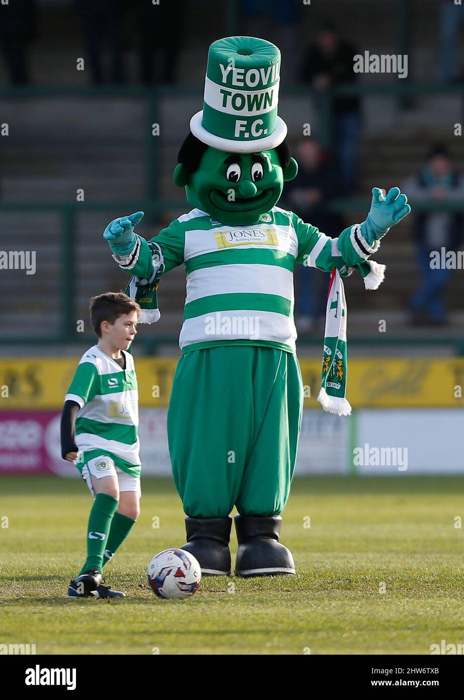 Yeovil Town fc Mascot le géant Jolly Green est vu pendant le match de la Sky Bet League 2 entre Yeovil Town et Crawley Town au parc Huish à Yeovil. 23 janvier 2016. James Boardman / Telephoto Images +44 7967 642437 Banque D'Images