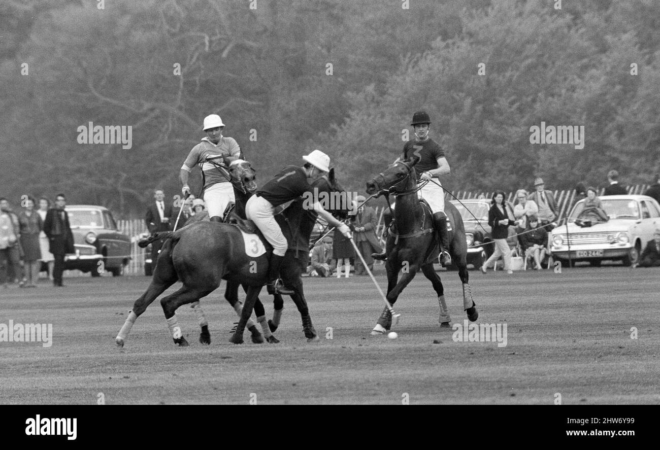 Polo final de la coupe Combermere joué à Windsor. Windsor Park a battu Lowood par 6 buts à 4 pour gagner le trophée avec l'aide du prince Charles et de son père le prince Philip, qui tous deux ont marqué des buts vitaux pendant le match. Père et fils en action pendant le match. 30th avril 1967. Banque D'Images