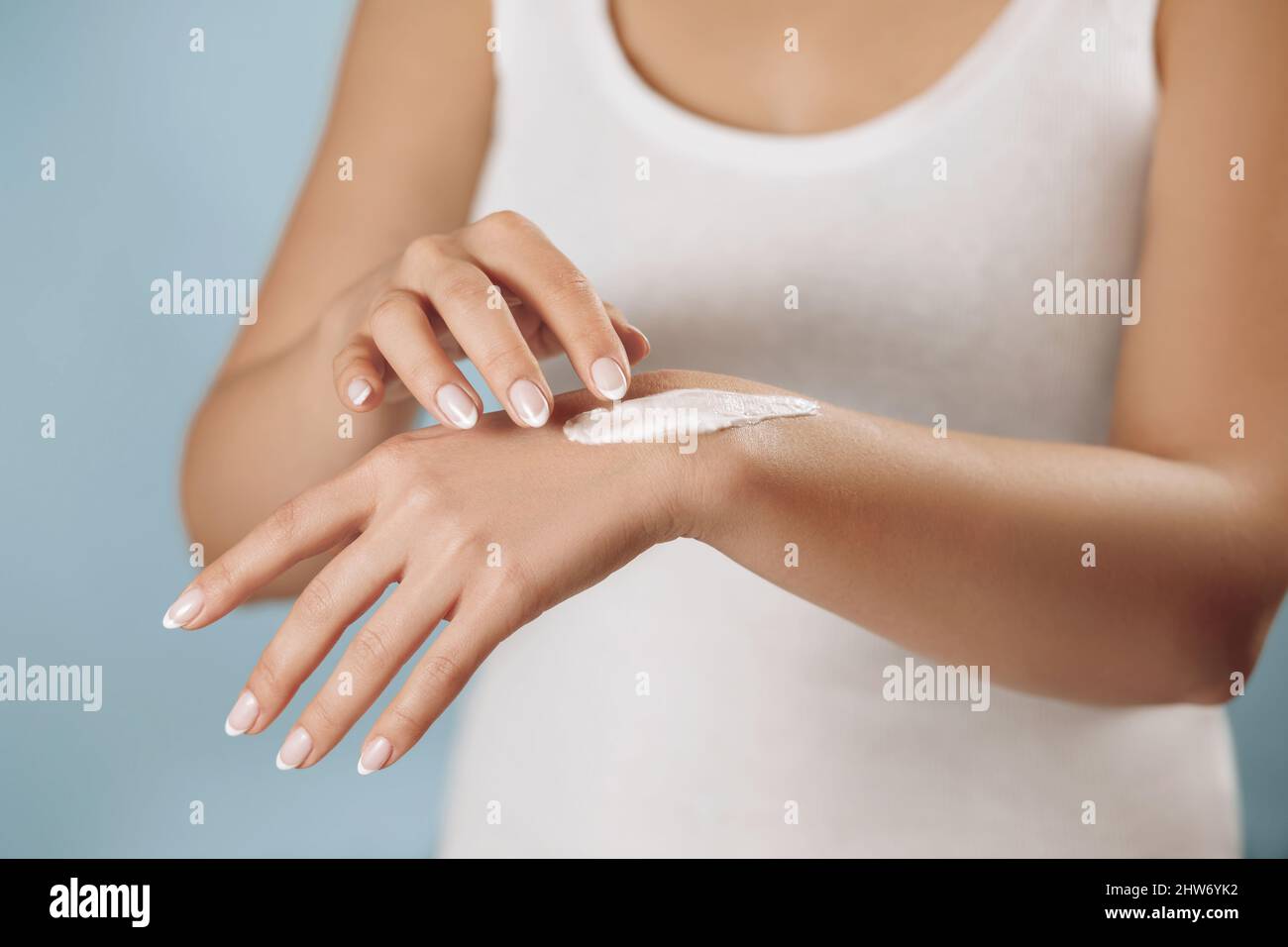 Gros plan des mains de femmes appliquant de la crème pour les mains, de la  lotion. Soins des mains et de la peau. Belle femme mains avec manucure  française. Beauté et carreconcept