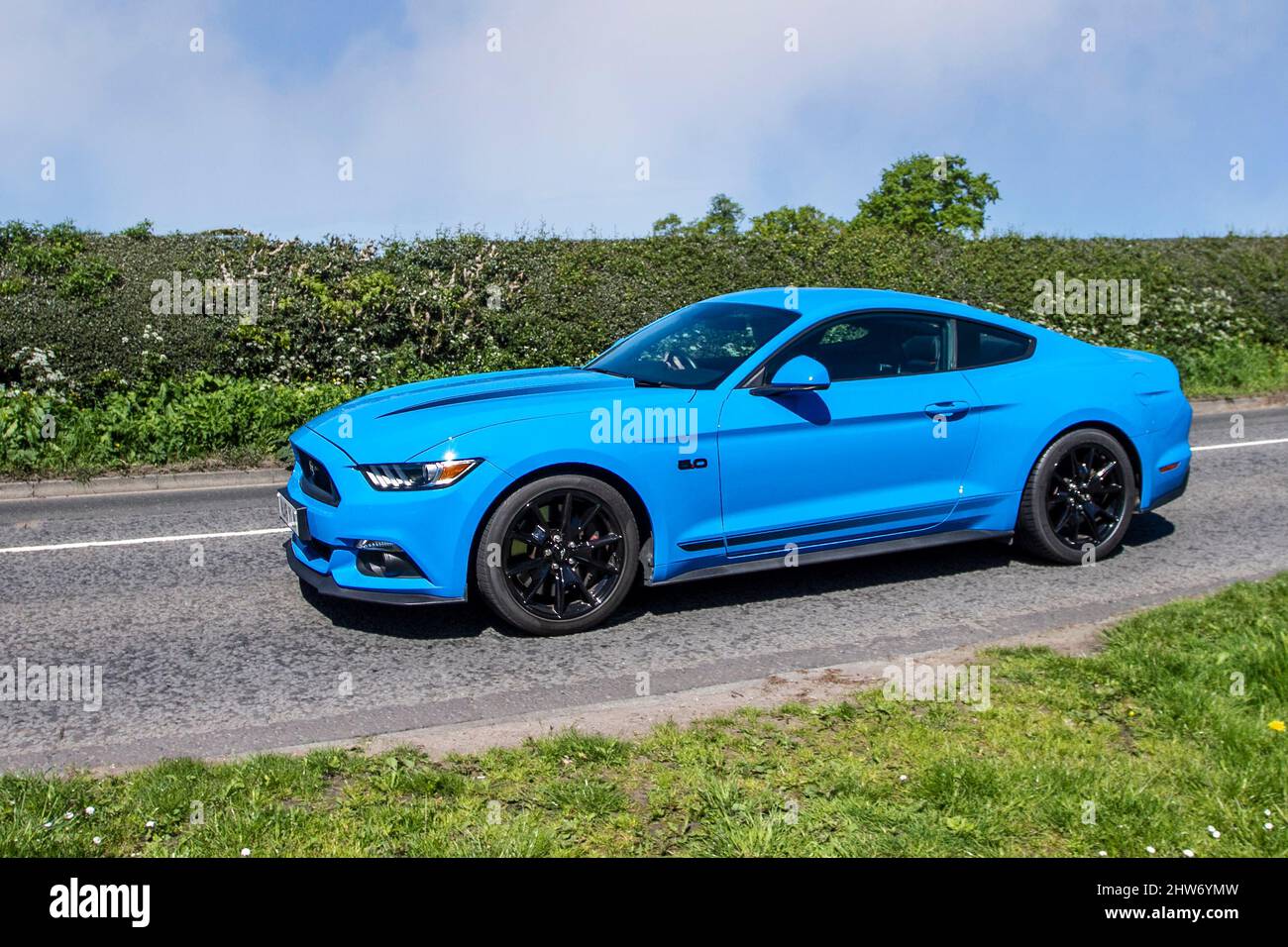 2018 bleu Ford Mustang GT 5,0 4951cc 6 SPEED Manual 2DR en route vers Capesthorne Hall Classic May car show, Cheshire, Royaume-Uni Banque D'Images