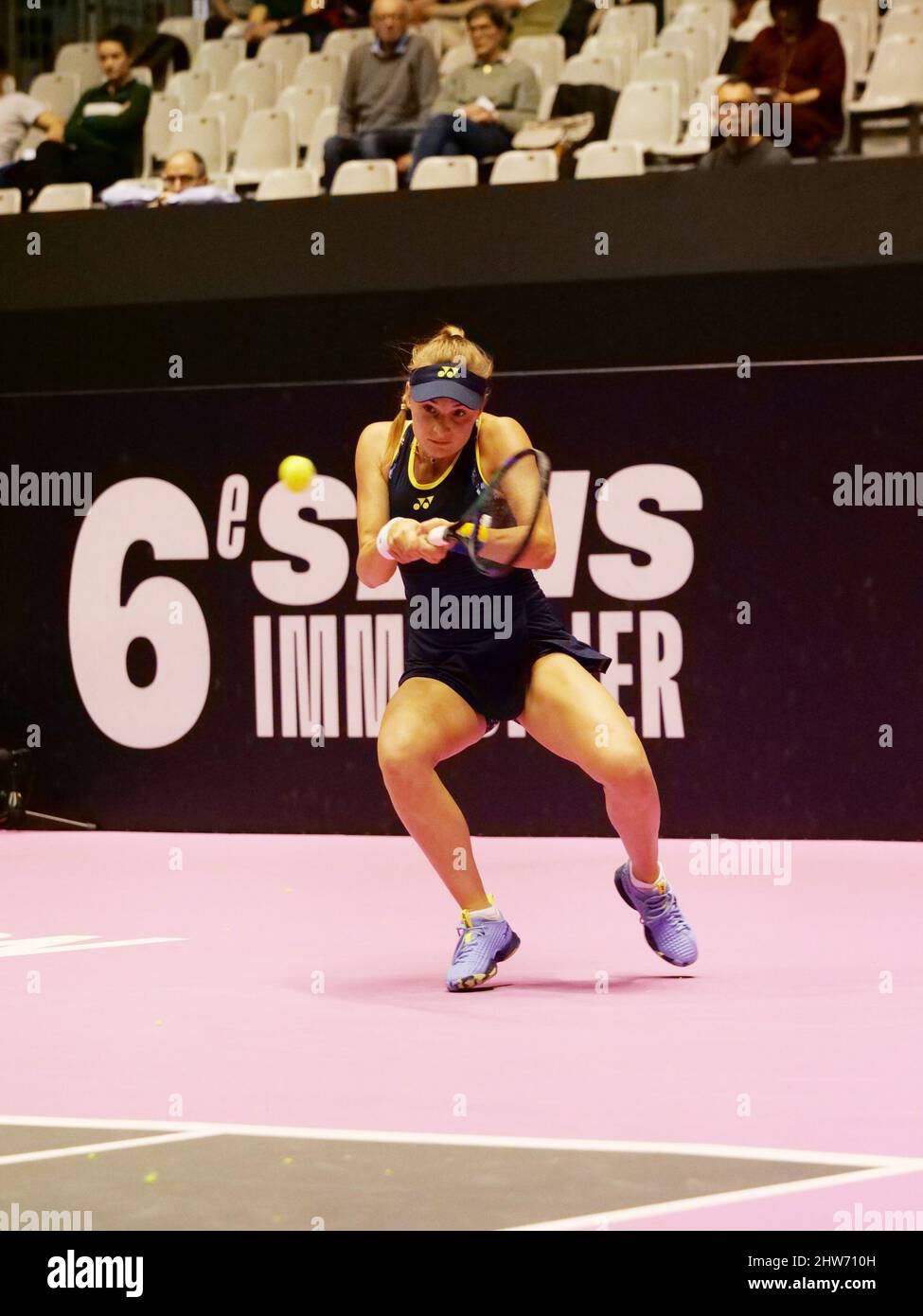 Dayana Yastremska (UKR) en action contre Cristina Bucsa (SPA) lors de l'Open 6e sens, Métropole de Lyon 2022, tournoi de tennis WTA 250 le 3 mars 2022 au Palais des Sports de Gerland à Lyon, France - photo Patrick Cannaux / DPPI Banque D'Images