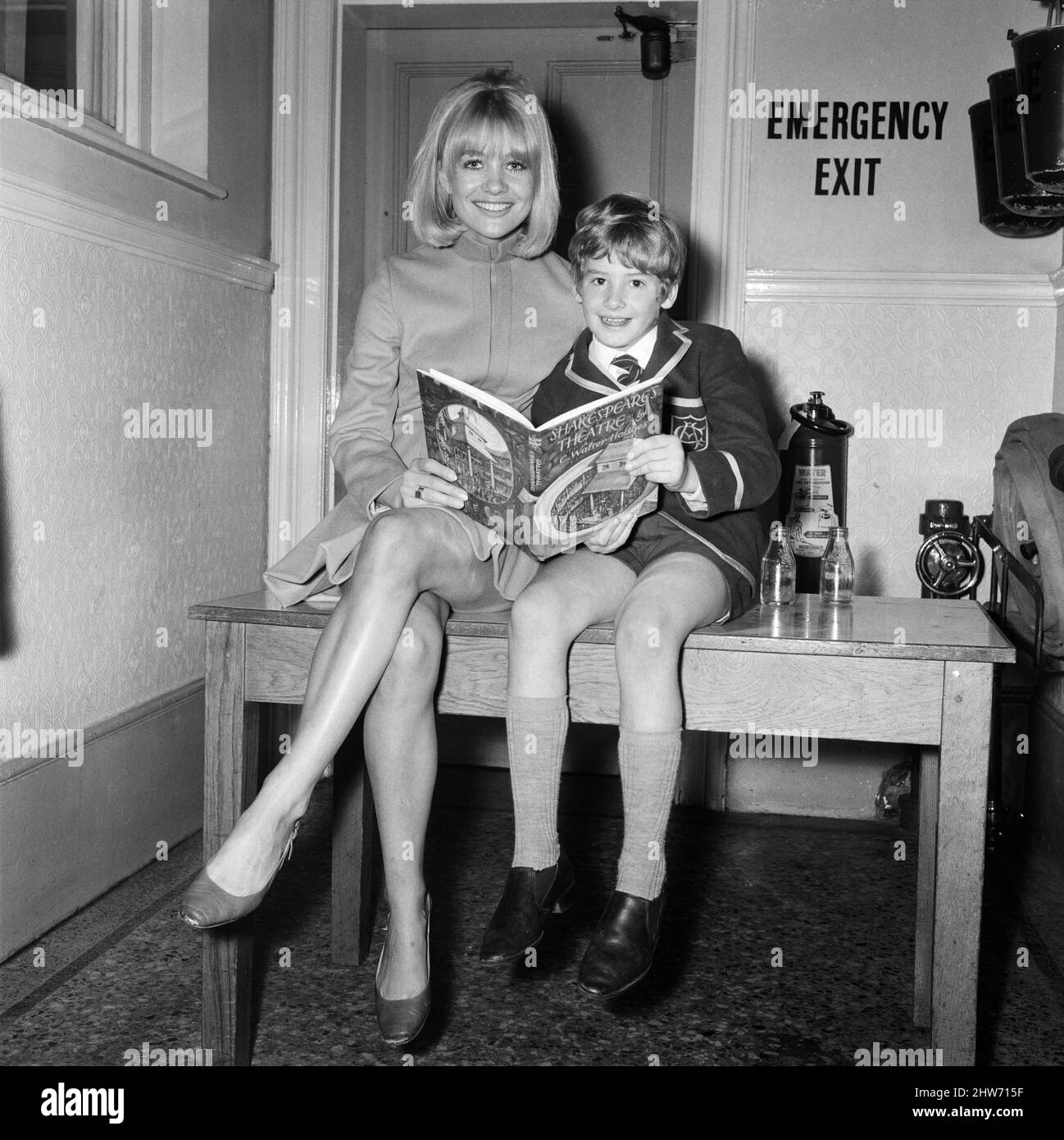 L'actrice Judy Geeson, 19 ans, star des « nouveaux arrivants » et « à Sir with Love », est rentrée à sa vieille école, l'école Corona, pour présenter des prix. Parmi ceux qu'elle a remis des prix, elle a été Mark Lester, 9 ans, qui joue Oliver dans le nouveau film 'Oliver!' en cours de production. En photo, Mark Lester lit le livre, qui était son prix, avec Judy Geeson. 20th novembre 1967. Banque D'Images