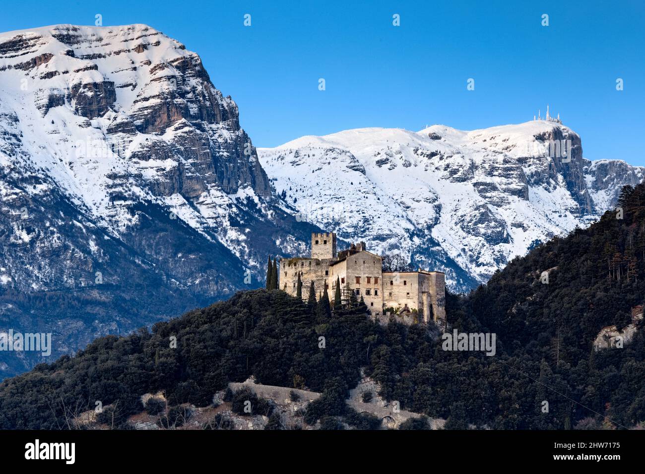 Le château de Madruzzo et le sommet du mont Paganella. Madruzzo, Trento province, Trentin-Haut-Adige, Italie, Europe. Banque D'Images