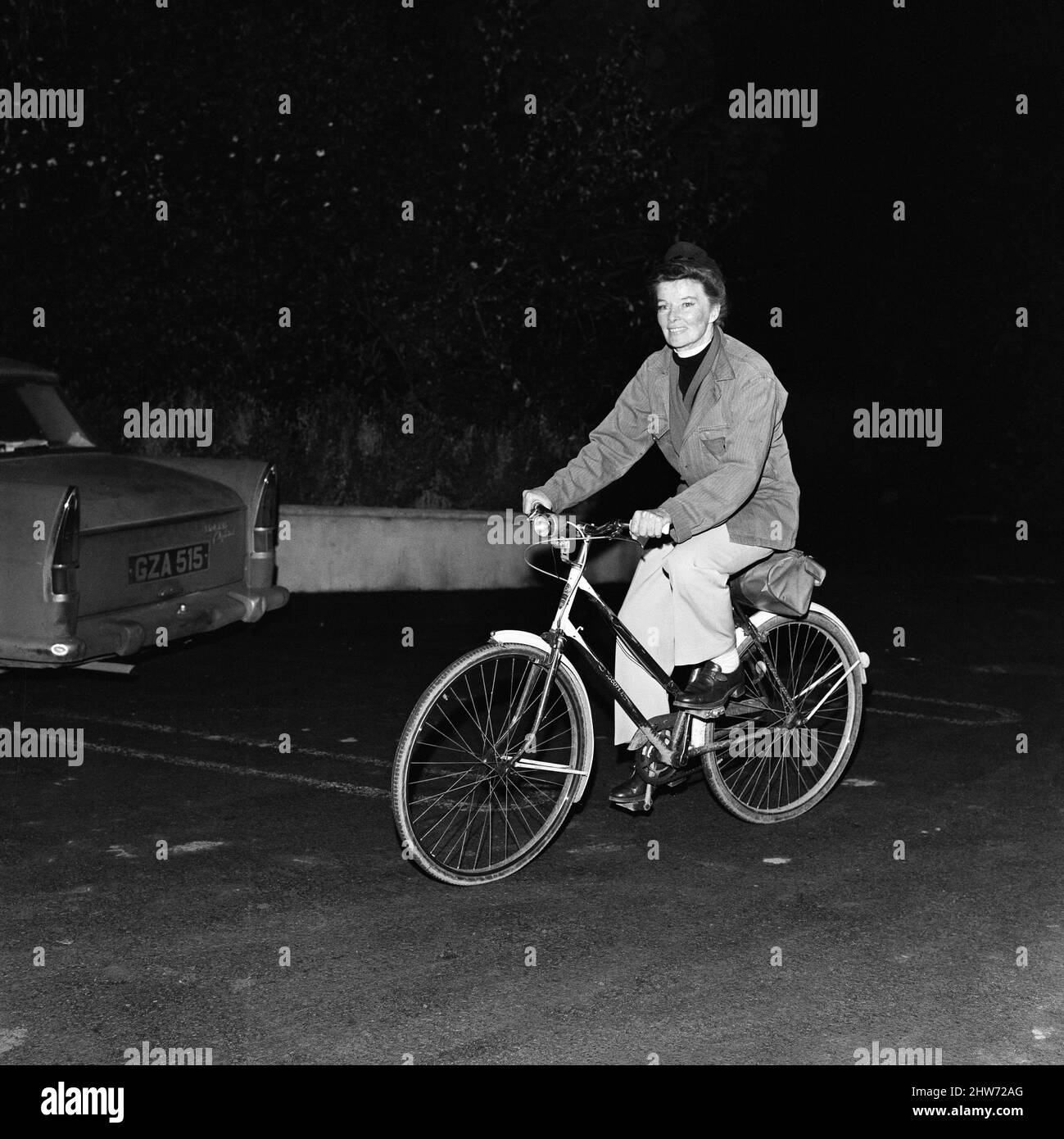 L'actrice Katharine Hepburn se présente chez elle aux studios Ardmore de Bray, en Irlande, où elle filme « le Lion en hiver ». Mlle Hepburn, vêtue de coupe-vent, de pantalons et de chandails noirs à col roulé, a expliqué : « Je vis à environ huit minutes en vélo des studios et je rentre chez moi en vélo tous les soirs. » Elle a ajouté : « Je ne m'en soucie jamais de ce que j'ai à mettre. C'est une perte de temps, je ne fais nulle part. 14th décembre 1967. Banque D'Images