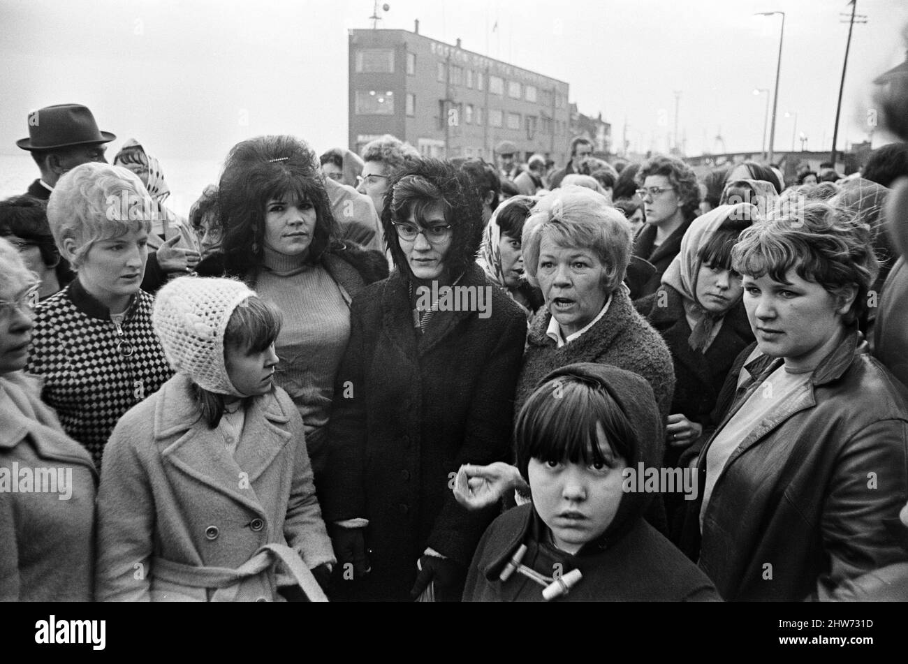 Les pêcheurs hommes se disputent sur le quai après leur marche de protestation de Victoria Hall aux quais. L'industrie de la pêche à Hull est frappée par la tragédie avec le naufrage des chalutiers du port de pêche de Kingston à Hull. 2nd février 1968. Banque D'Images Les pêcheurs hommes se disputent sur le quai après leur marche de protestation de Victoria Hall aux quais. L'industrie de la pêche à Hull est frappée par la tragédie avec le naufrage des chalutiers du port de pêche de Kingston à Hull. 2nd février 1968. Banque D'Images